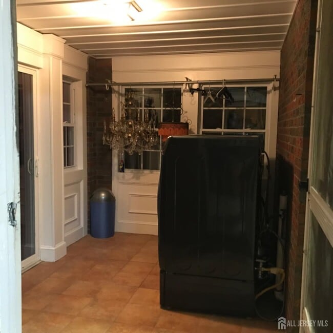 Building Photo - 354 Alpine St