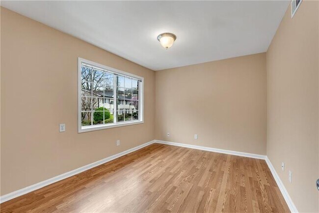 Building Photo - 6940 Roswell Rd NE