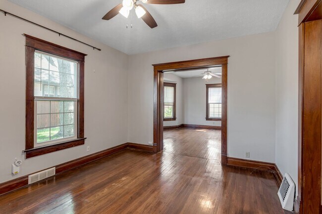 Building Photo - 4205 Pacific. Available June 2026.  3 bedroom, 2 bath, 2.5 car garage.  Does not qualify for gove...