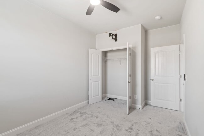 Building Photo - 1444 Channing Dr