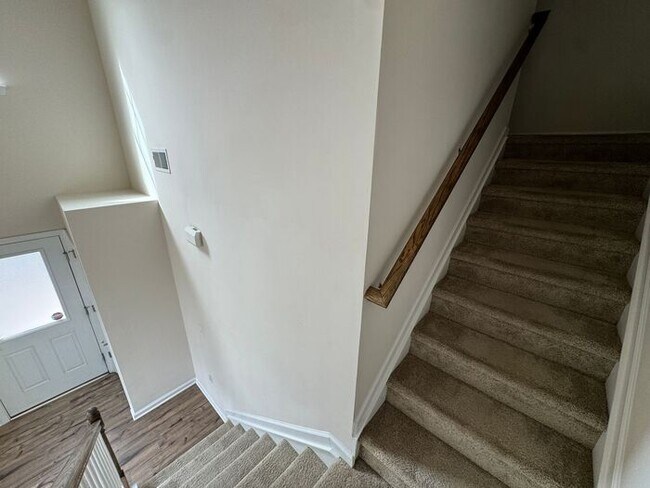 Building Photo - Like new 3 Bedroom townhouse with 2 car ga...