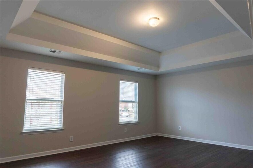 Building Photo - 11037 Southwood Dr