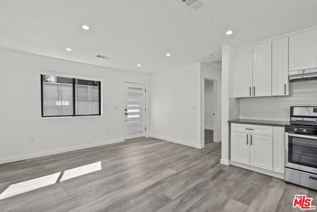 Building Photo - 519 N Martel Ave