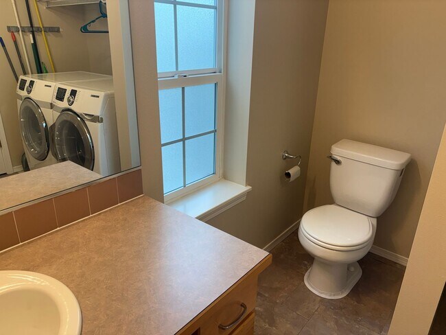 Building Photo - Bright, Spacious Townhome with Stylish Upgrades in Pinehurst/Roosevelt