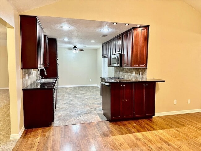 Building Photo - 239 Ridgewood Dr