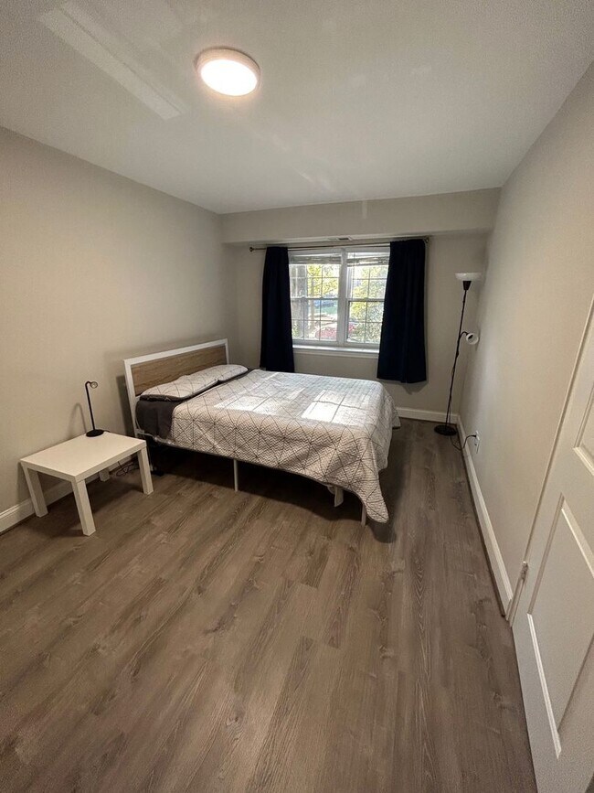 Building Photo - Exceptional Location 1 Bedroom 1 Bathroom Condo Newly remodeled