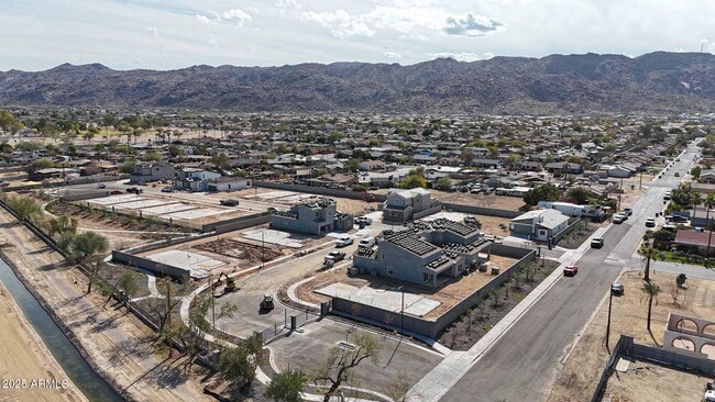 Building Photo - 921 E Desert Ln