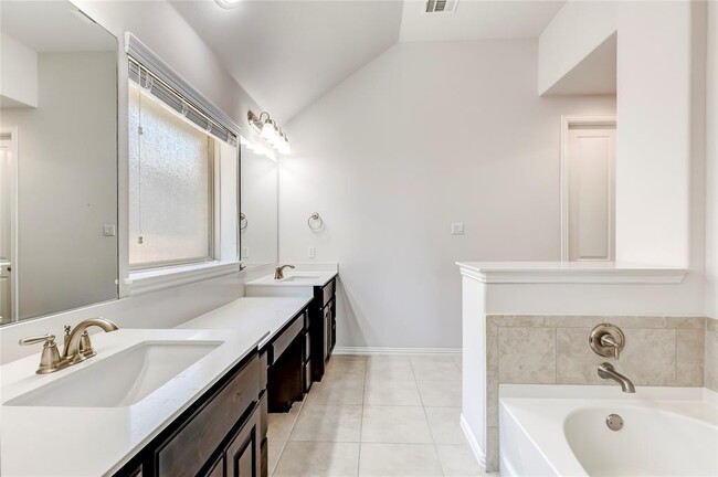 Building Photo - 2918 Diego Dr