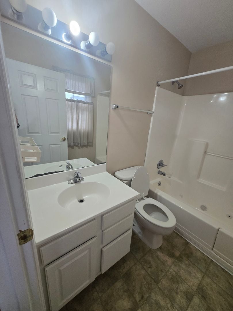 Building Photo - 252 Donna Ave