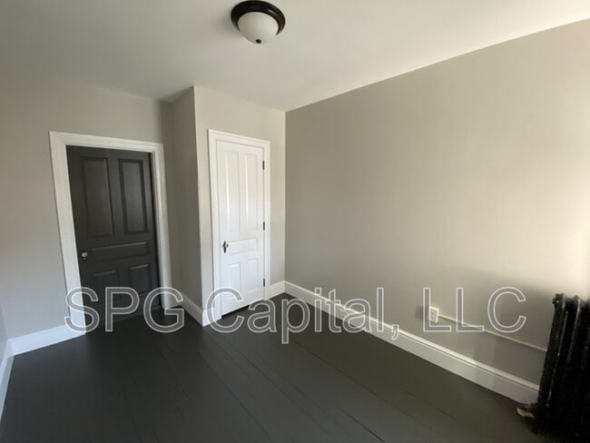 Building Photo - 824 W Princess St