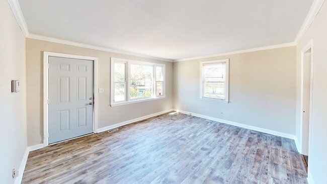 Building Photo - 2320 Vanderbilt Rd