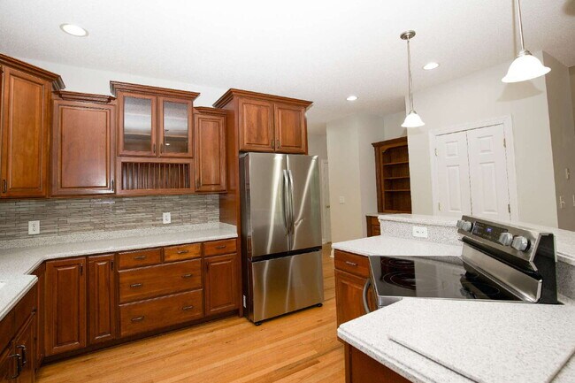 Building Photo - "Spacious 3-Bedroom Retreat with 3200 Sq Ft of Comfort in Seven Lakes!"