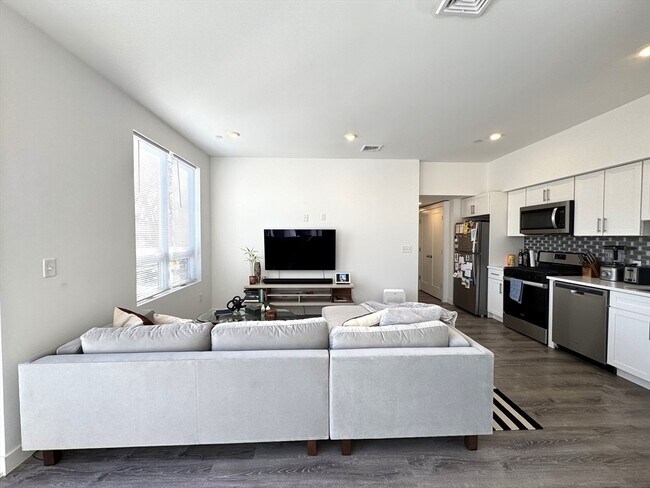 Building Photo - 302 Broadway