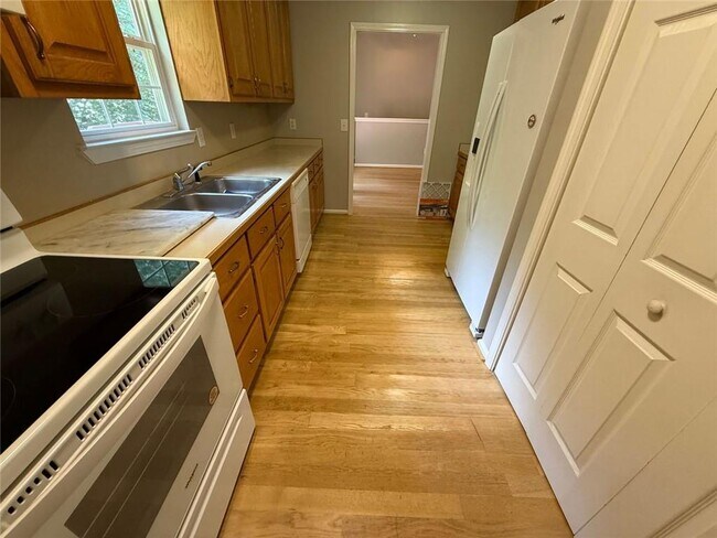 Building Photo - 6330 Oak View Dr