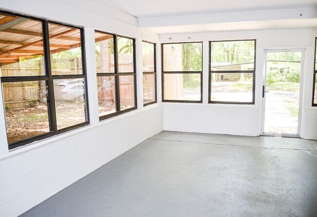 Building Photo - Hazel Heights 3 bedroom 2 bath concrete bl...