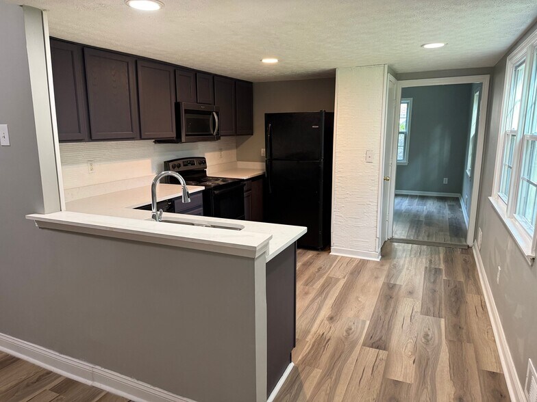 Building Photo - 2270 Fern Valley Dr SW