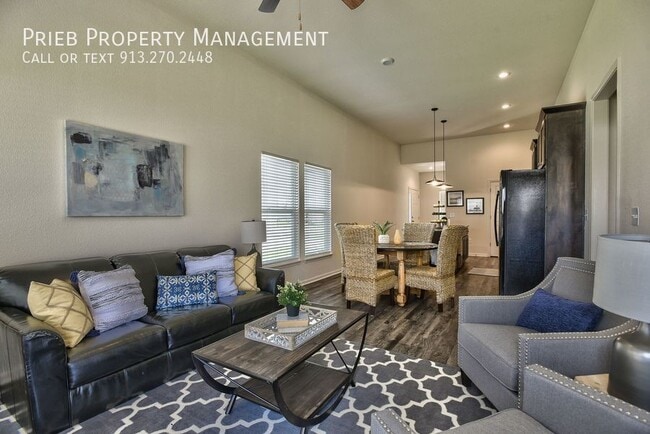 Building Photo - 443 W Apache St