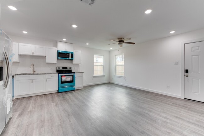 Building Photo - 8126 Sterlingshire St