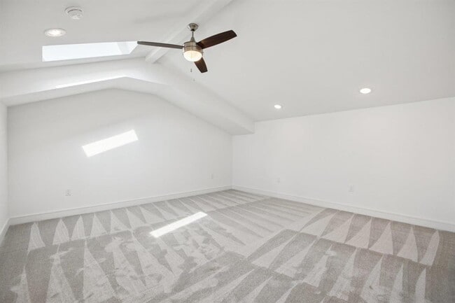 Building Photo - 302 Tesla Cir