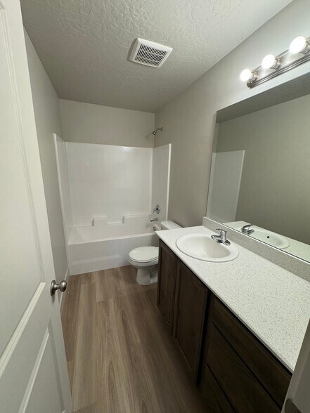 Building Photo - 4029 S Woodland Ave