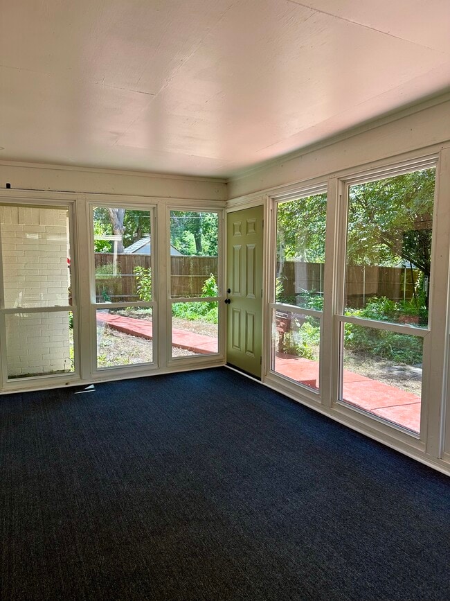 Building Photo - 1616 Aldridge Dr