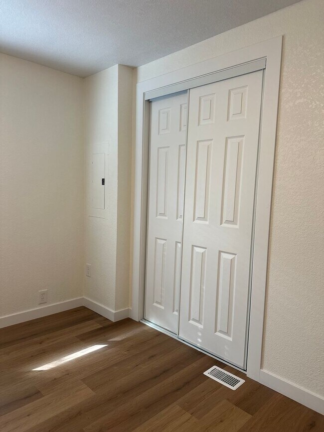 Building Photo - Completely Remodeled Home on 1 Acre in DRW