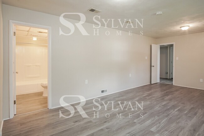 Building Photo - Remarkable Value. Unbeatable Location!