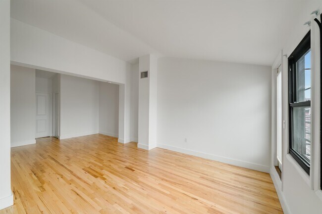 Building Photo - 300 Grand St