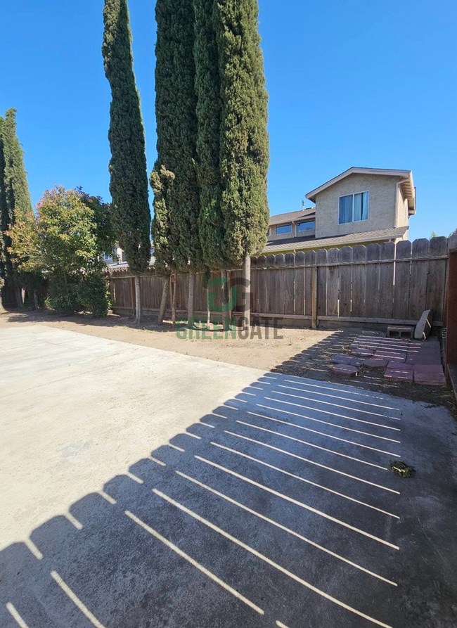 Building Photo - NOW AVAILABLE! Make this spacious 3 bedroo...