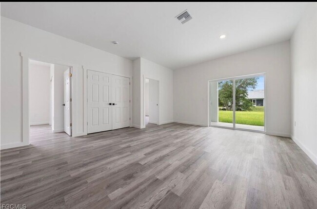 Building Photo - Charming 3BR Duplex in Lehigh Acres