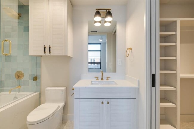 Building Photo - 1303 N Dewey Ave