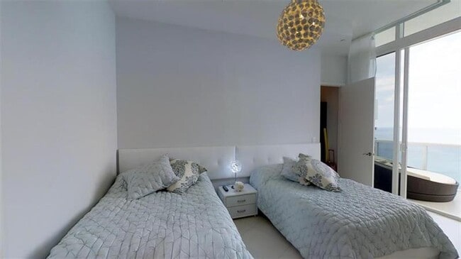 Building Photo - 15901 Collins Ave