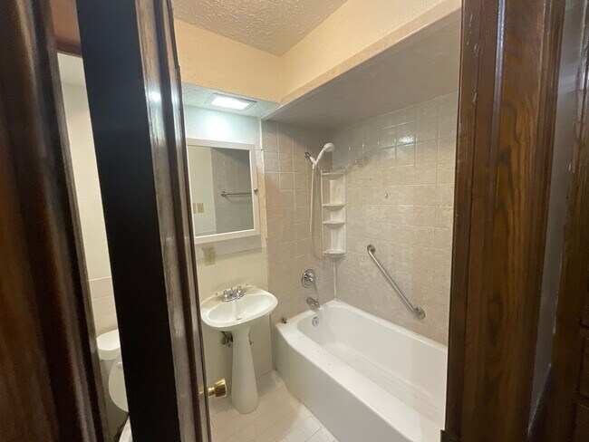 Building Photo - Spacious 3 bed, 1 1/2 bath, 1 car garage with carport