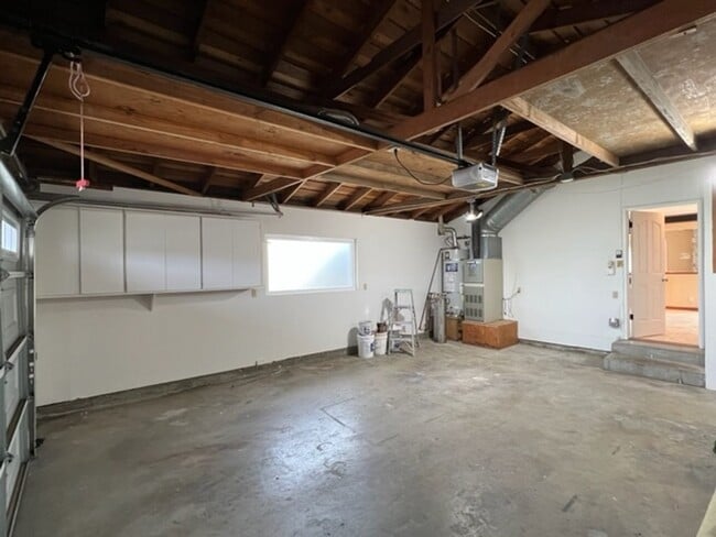 Building Photo - SPACIOUS 4 BEDROOM HOME IN SOUTH SALINAS