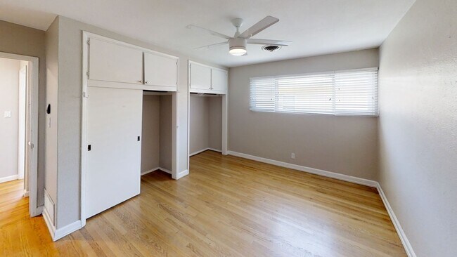 Building Photo - 7BD on Mary Lane! Huge Front Patio, Back Y...