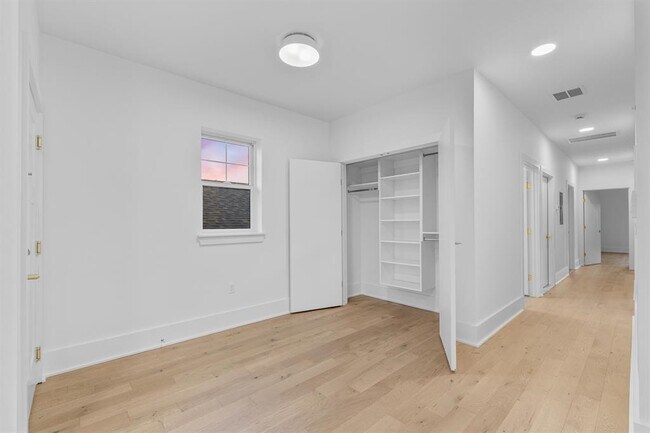 Building Photo - 525 Ave E