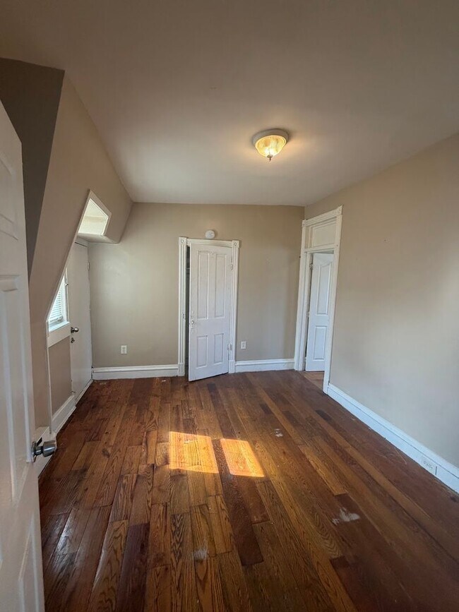 Building Photo - 219 N 9th St