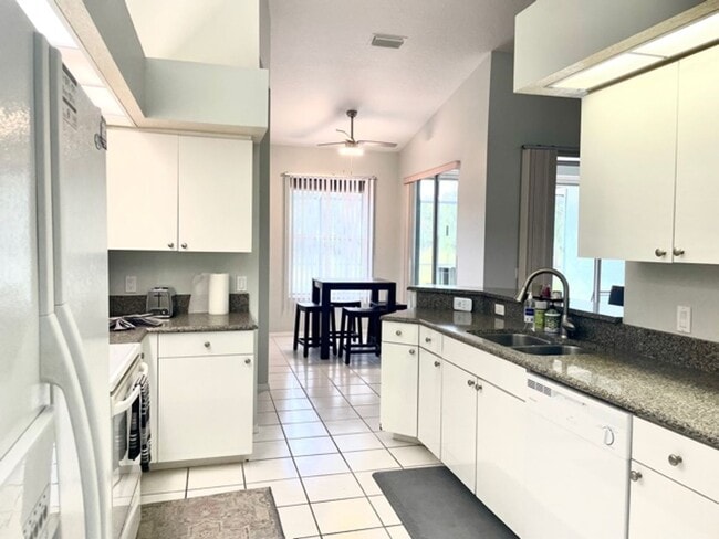 Building Photo - ANNUAL/FURNISHED HOME WITH LARGE LANAI - S...