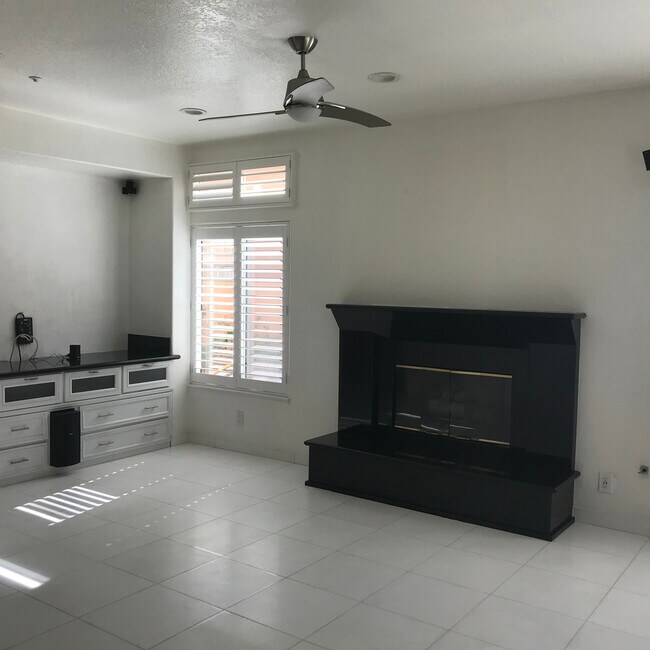 Building Photo - 1000 Calle Allegre