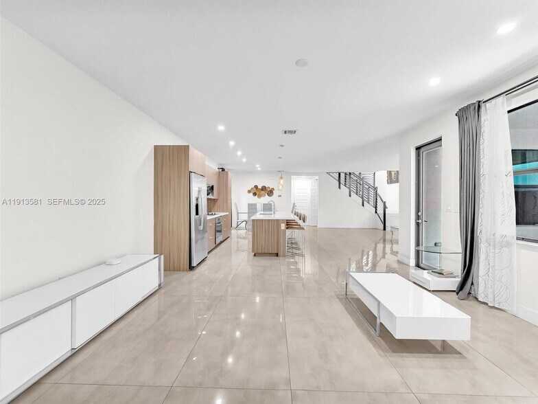 Building Photo - 10250 NW 76th Ter