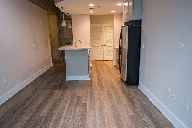 Building Photo - 415 Church St