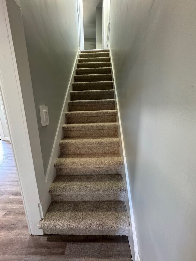 Building Photo - 384 Clarendon Ave