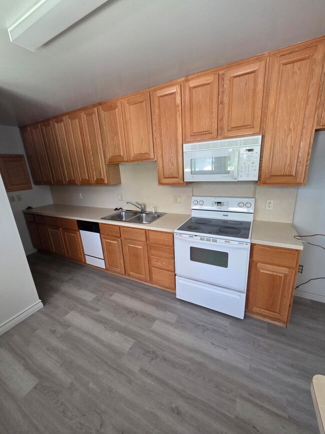 Building Photo - 672 Linda Vista Dr