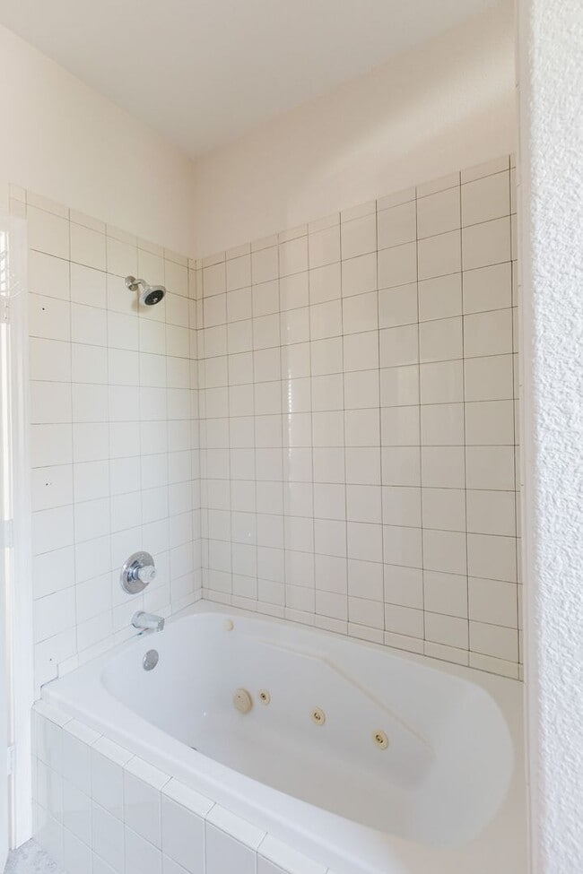 Building Photo - *MOVE IN SPECIAL* $350 OFF FIRST MONTH RENT! Spacious 4 Bedroom Home with Fireplace