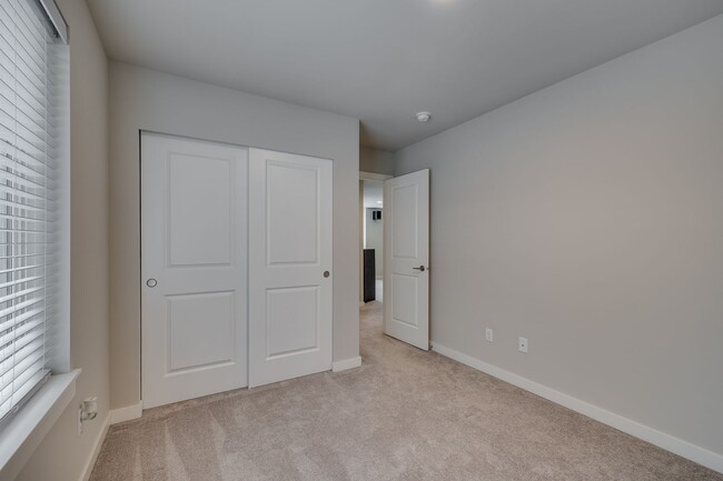 Building Photo - 5 Bed PLUS Bonus Space with hot tub in Mar...