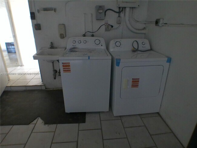 Building Photo - 5360 Fletcher St