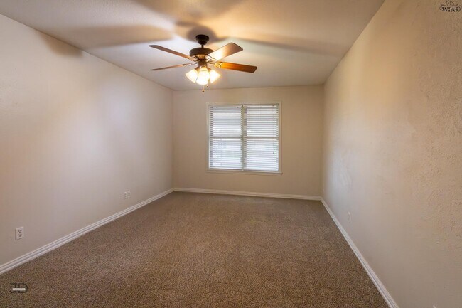 Building Photo - 1302 Mockingbird Dr