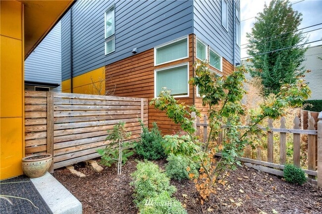 Building Photo - LIKE NEW LUXURY GENESEE PARK TOWNHOME AVAI...