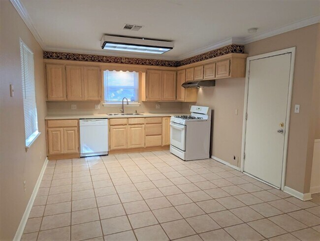 Building Photo - 1813 Hardy Dr
