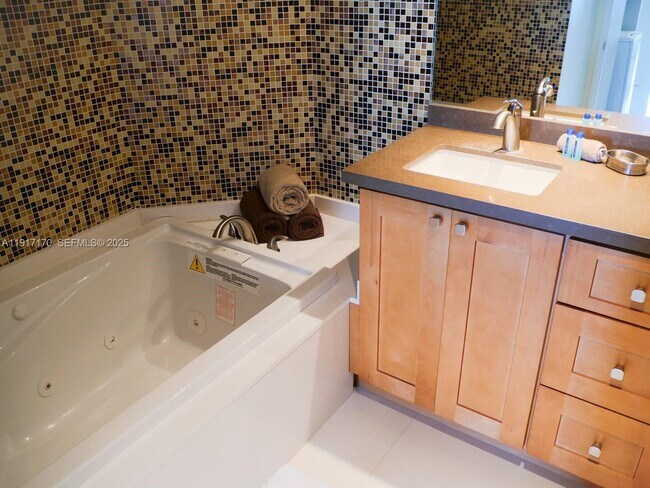 Building Photo - 1717 N Bayshore Dr